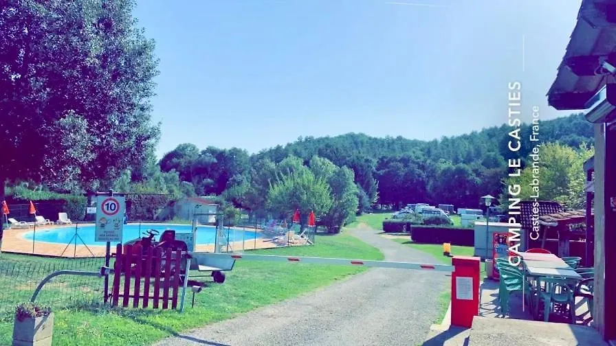***  Camping Familial Paisible Avec Piscine, Mobil Home , Chalet, Studio & Emplacement Nue Casties-Labrande Francia