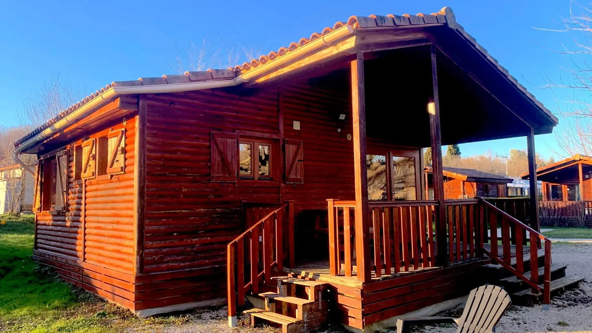 ***  Camping Familial Paisible Avec Piscine, Mobil Home , Chalet, Studio & Emplacement Nue Casties-Labrande Francia