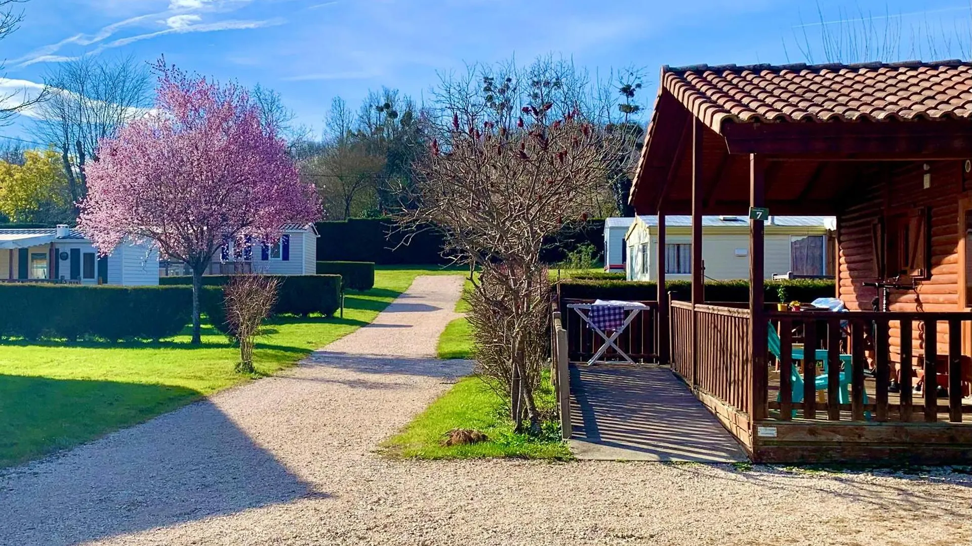 Camping Familial Paisible Avec Piscine, Mobil Home , Chalet, Studio & Emplacement Nue Casties-Labrande