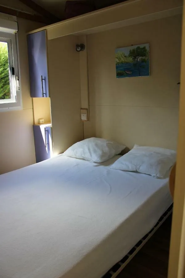 ***  Camping Familial Paisible Avec Piscine, Mobil Home , Chalet, Studio & Emplacement Nue Casties-Labrande Francia