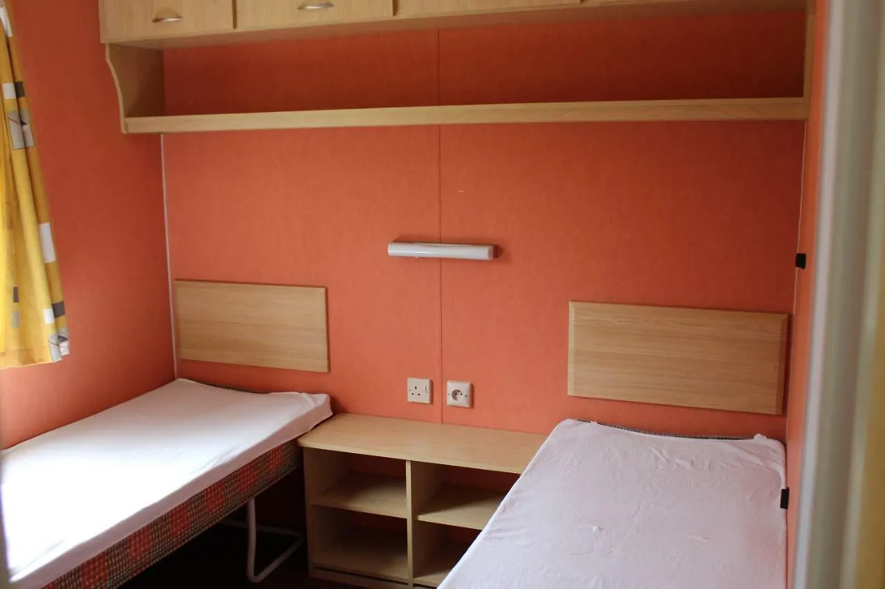 Camping Familial Paisible Avec Piscine, Mobil Home , Chalet, Studio & Emplacement Nue Casties-Labrande Francia